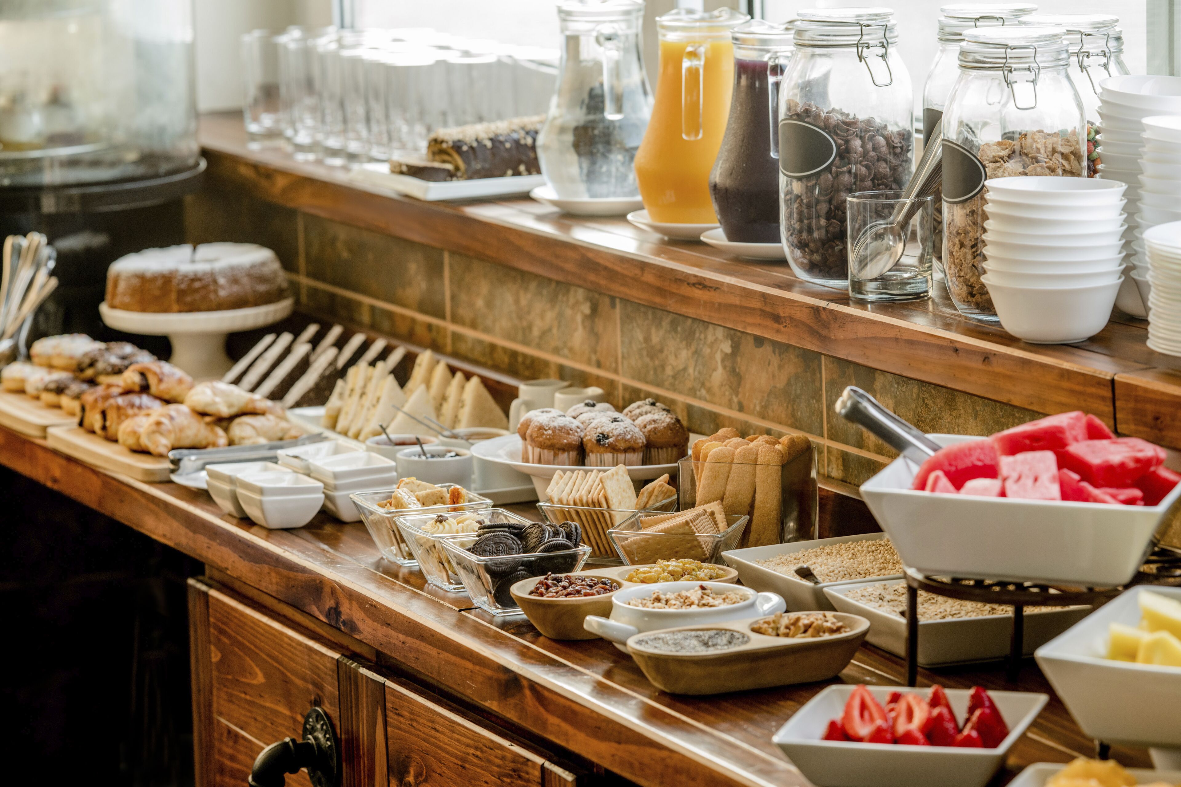 Bữa sáng buffet hàng ngày (17 USD/mỗi người) 