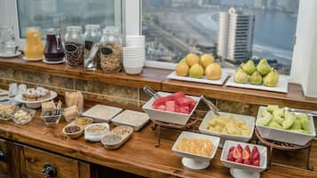 Desayuno buffet (USD 17 por persona)
