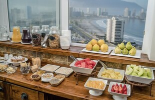 Desayuno buffet diario (USD 17 por persona)