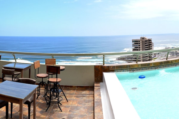 Utendørsbasseng, bassengparasoller og solsenger