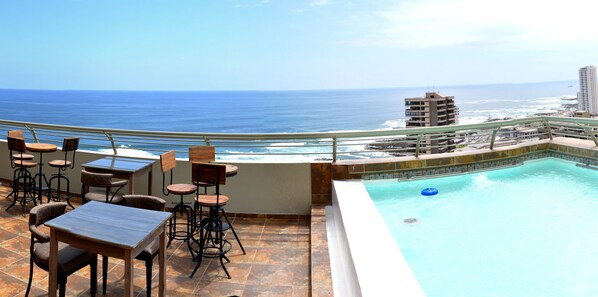 Kolam renang terbuka, payung kolam, kerusi lepak pantai