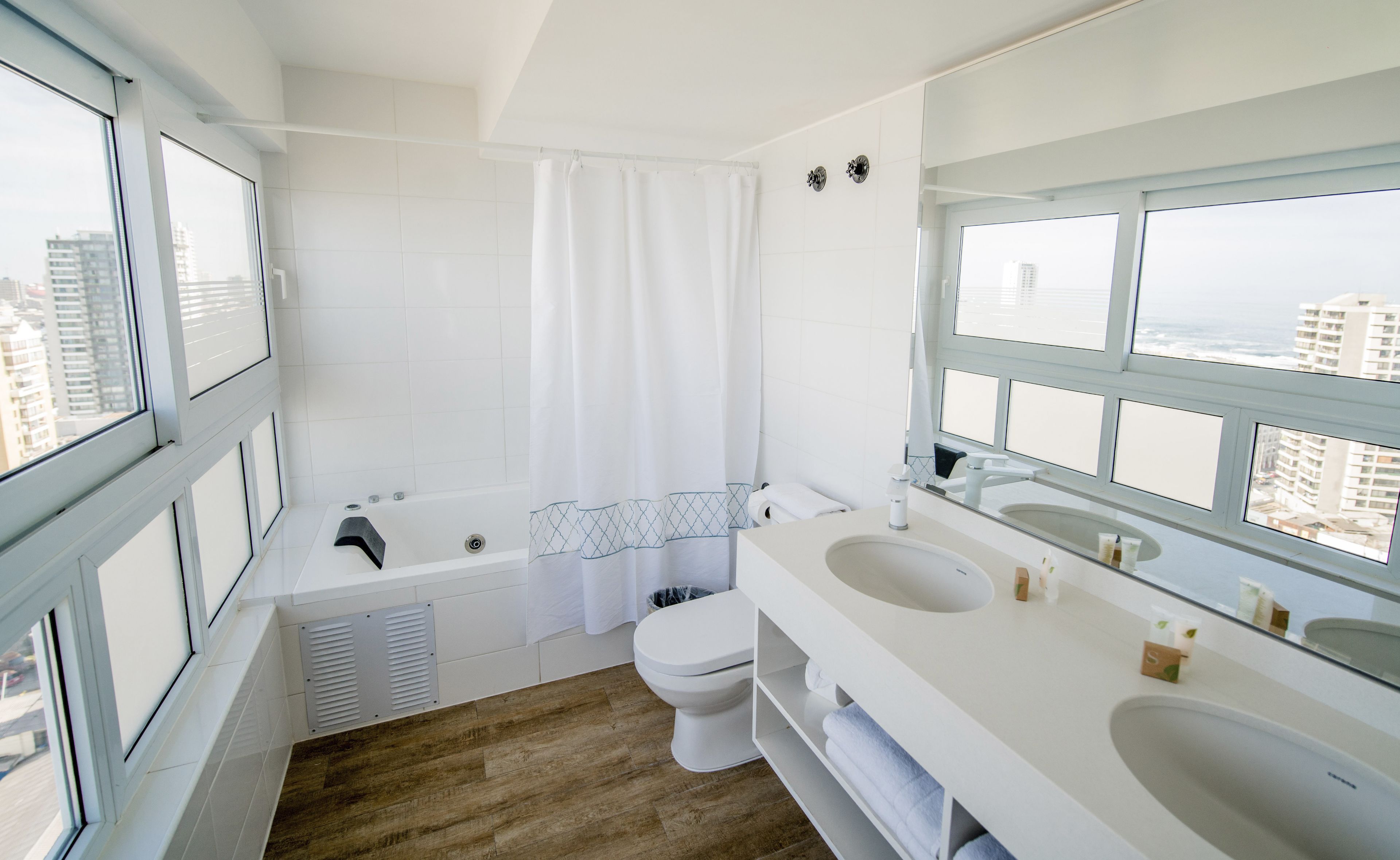 deluxe suite | jetted bathtub