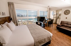 Studio – superior, sjøutsikt | Safe på rommet, individuelt dekorert og individuelt innredet