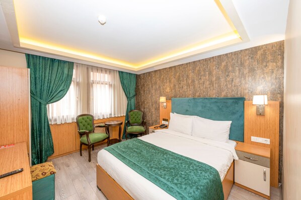 ميني بار ومكتب وتجهيزات عازلة للصوت ومكواة/لوح كي