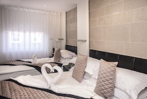 Studio (Triple) | In-room safe, desk, blackout drapes, soundproofing - NOX HOTELS - Golders Green (London)