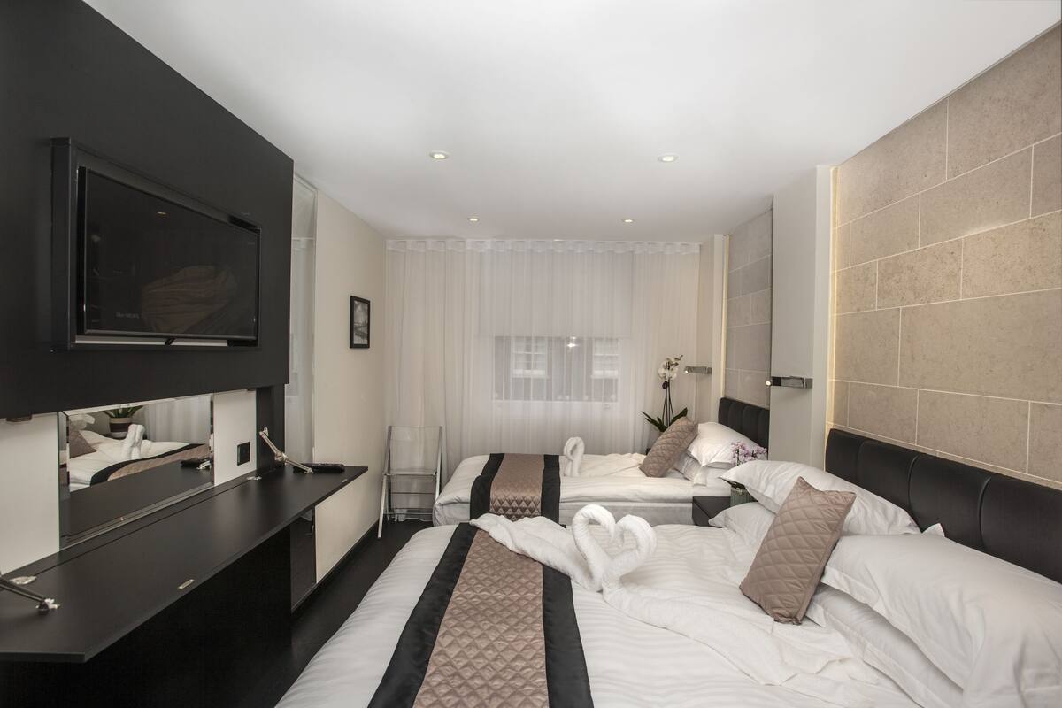Studio (Triple) | In-room safe, desk, blackout drapes, soundproofing