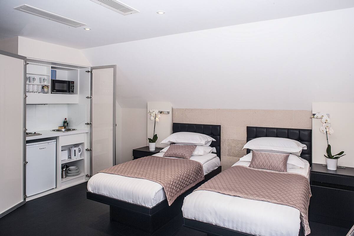 Family Studio | In-room safe, desk, blackout drapes, soundproofing