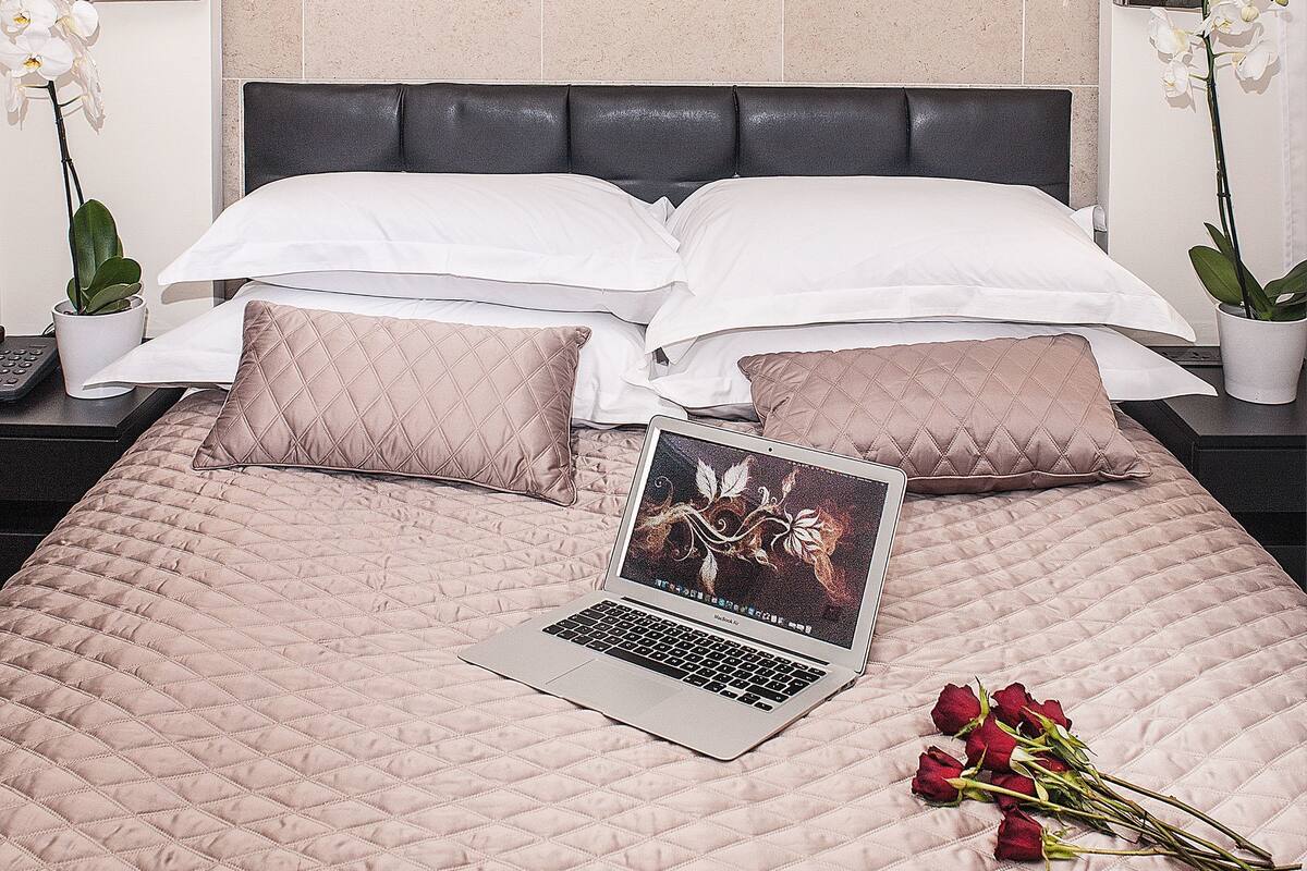 Studio, 1 Double Bed | In-room safe, desk, blackout drapes, soundproofing