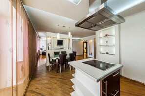 Deluxe-huoneisto, 2 makuuhuonetta, yhdistettäviä huoneita, jokinäköala | Äänieristys