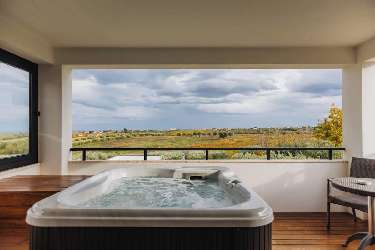 Habitación doble superior, balcón | Tina de hidromasaje privada