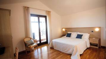 Luksus-dobbeltrom, balkong | Sengetøy av topp kvalitet, memory foam-senger, minibar og safe på rommet