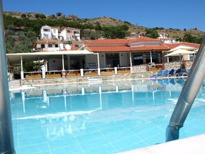 Seasonal outdoor pool, pool umbrellas, pool loungers - Panorama Hotel (Lesvos)