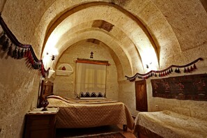 Desk, soundproofing, iron/ironing board, rollaway beds - Anatolia Raymonde Cave House (Nevsehir)