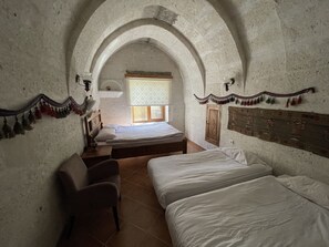 Family Quadruple Room | Desk, soundproofing, iron/ironing board, rollaway beds