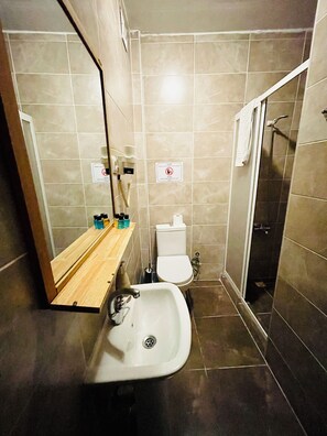 Shower, free toiletries, hair dryer, slippers - Puffin Suite (Istanbul)