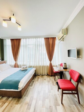 Desk, iron/ironing board, free WiFi, bed sheets - Puffin Suite (Istanbul)