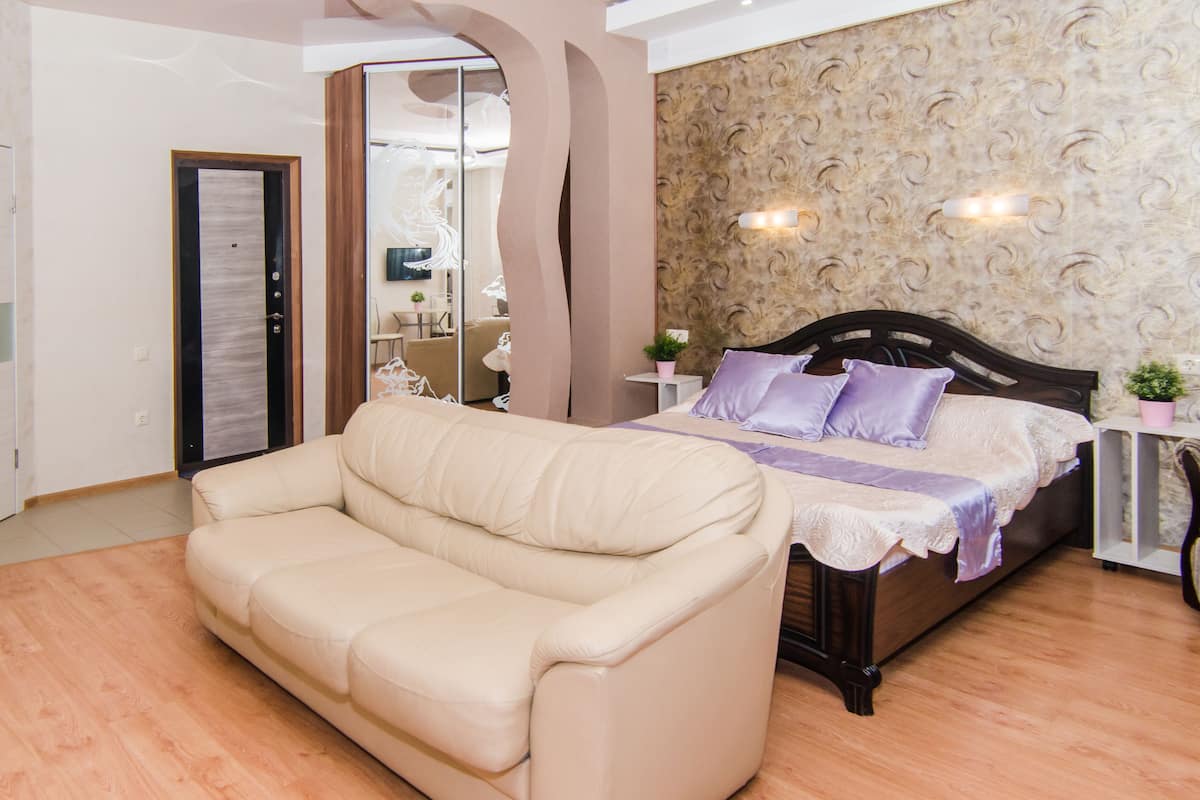 Studio Apartment with jetted tub, on MOPRa sqr., 9 | Hypo-allergenic bedding, desk, soundproofing, iron/ironing board