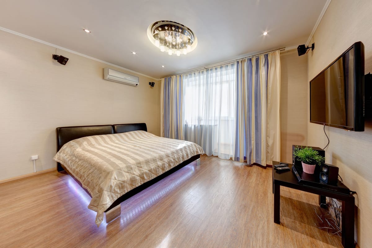 Studio Apartment with jetted tub and balcony, on Rossiyskaya str., 167 | Hypo-allergenic bedding, desk, soundproofing, iron/ironing board