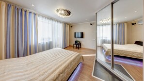 Studio, massasjebadekar (on Rossiyskaya str., 167) | Allergitestet sengetøy, skrivebord, lydisolert og strykejern/-brett