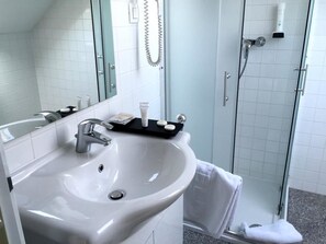 Een douche, gratis toiletartikelen, een haardroger, handdoeken