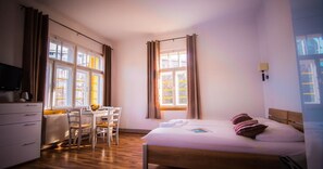 Klassieke studio | Een minibar, een kluis op de kamer, een bureau, gratis wifi