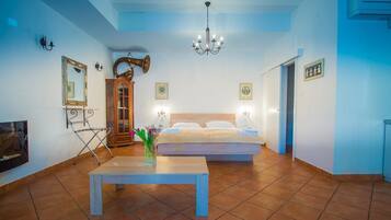 Classic Studio | Minibar, in-room safe, desk, free WiFi