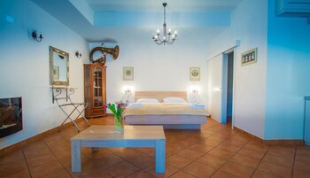 Minibar, in-room safe, desk, free WiFi