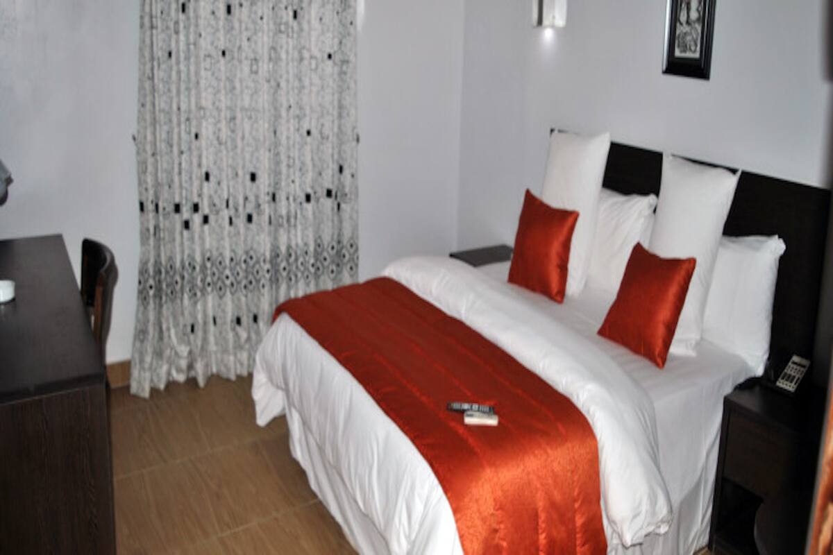 Phòng Suite Executive | Bộ đồ giường cao cấp, két bảo mật tại phòng, bàn