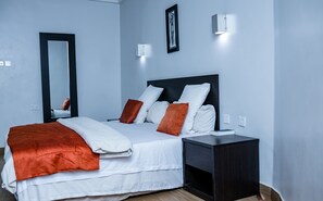 Phòng Deluxe | Bộ đồ giường cao cấp, két bảo mật tại phòng, bàn