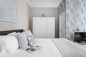 Kamar Keluarga (2 Adults + 1 Child) | Seprai premium, minibar, tirai kedap cahaya, dan setrika/meja setrika