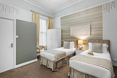 Ropa de cama de alta calidad, minibar y cortinas blackout