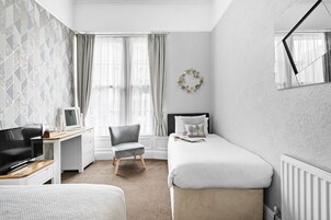 Family Room (2 Adults + 1 Child) | Peralatan tempat tidur premium, bar mini, langsir/tirai gelap terus 