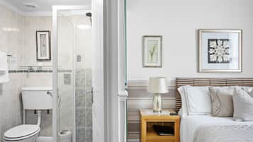 Superior Double Room | Bathroom | Shower, free toiletries, hair dryer, towels