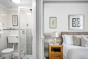 Ducha, artículos de tocador gratuitos, secador de pelo, toallas