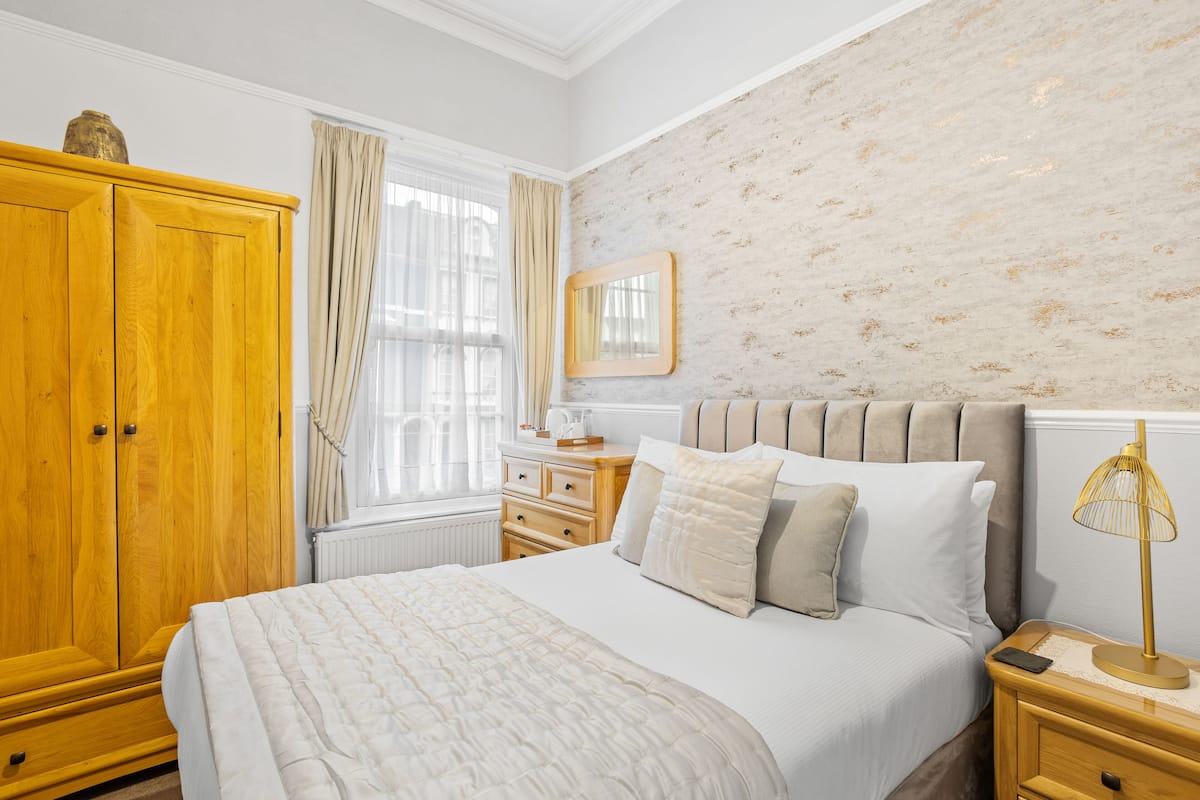 Double Room (1)