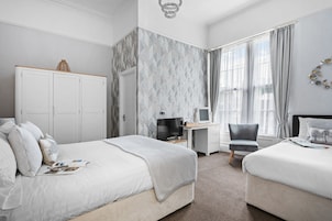 Family Room (2 Adults + 1 Child) | Peralatan tempat tidur premium, bar mini, langsir/tirai gelap terus