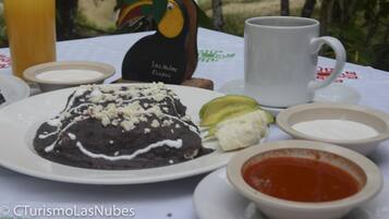 Desayuno completo (MXN 160 por persona)