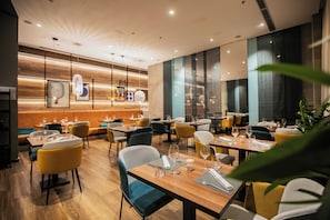 供應早餐、午餐和晚餐,當地和國際料理