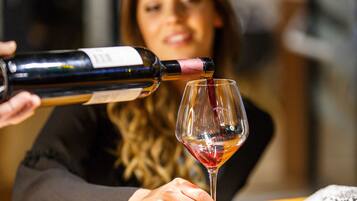 Une personne qui verse du vin dans un verre.