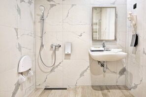 Chambre simple classique, accessible aux personnes à mobilité réduite, vue sur la cour intérieure | Salle de bain | Articles de toilette écologiques, séchoir à cheveux, peignoirs