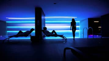 Piscina interna, piscina externa sazonal, guarda-sóis, espreguiçadeiras