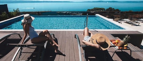 Una piscina cubierta, una piscina al aire libre