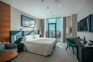 高级双人房, 阳台, 海景 | 迷你吧、客房内保险箱、办公桌、遮光窗帘