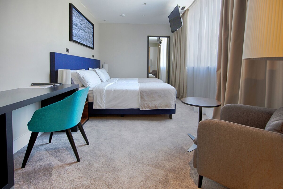 Minibar, in-room safe, desk, blackout drapes