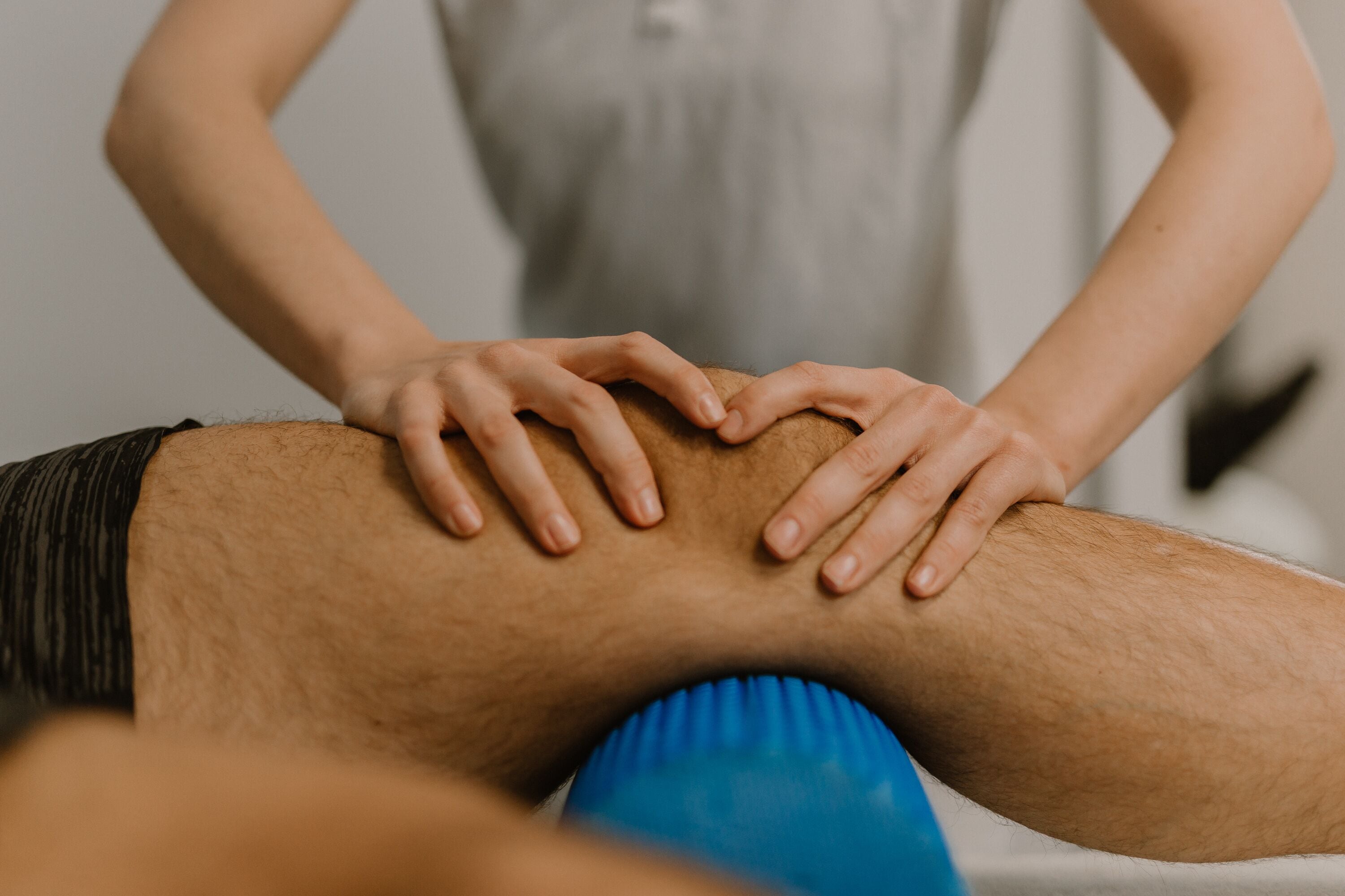 Een persoon ontvangt fysiotherapie voor een been.