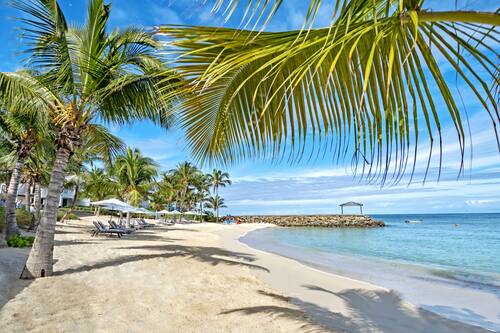 Plage privée, sable blanc, chaise longue, parasol