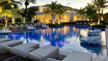 2 piscinas externas, barracas, guarda-sóis