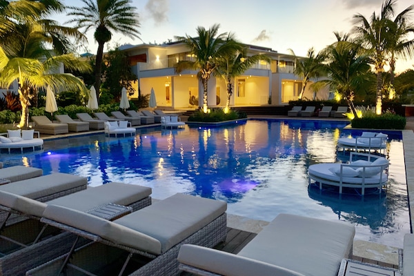 2 piscinas al aire libre, camas de piscina con cargo, sombrillas