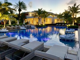 2 piscinas al aire libre, camas de piscina con cargo, sombrillas