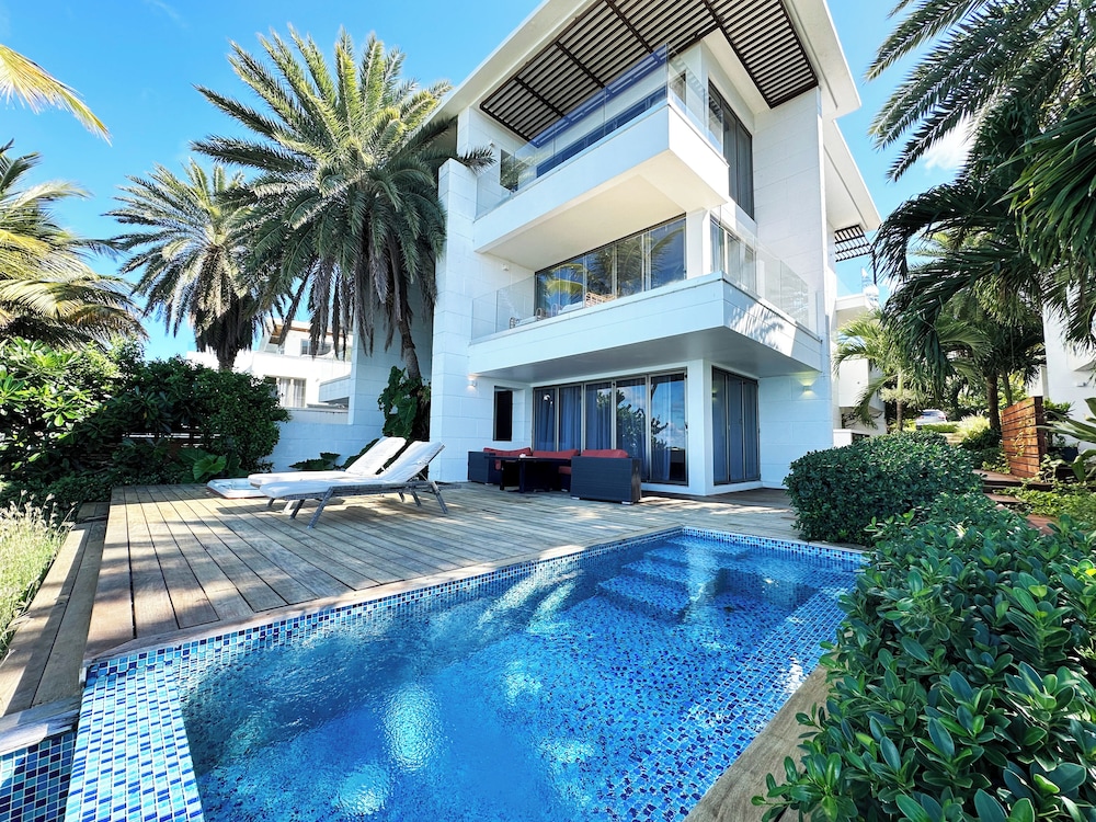 Hodges Bay Resort & Spa image